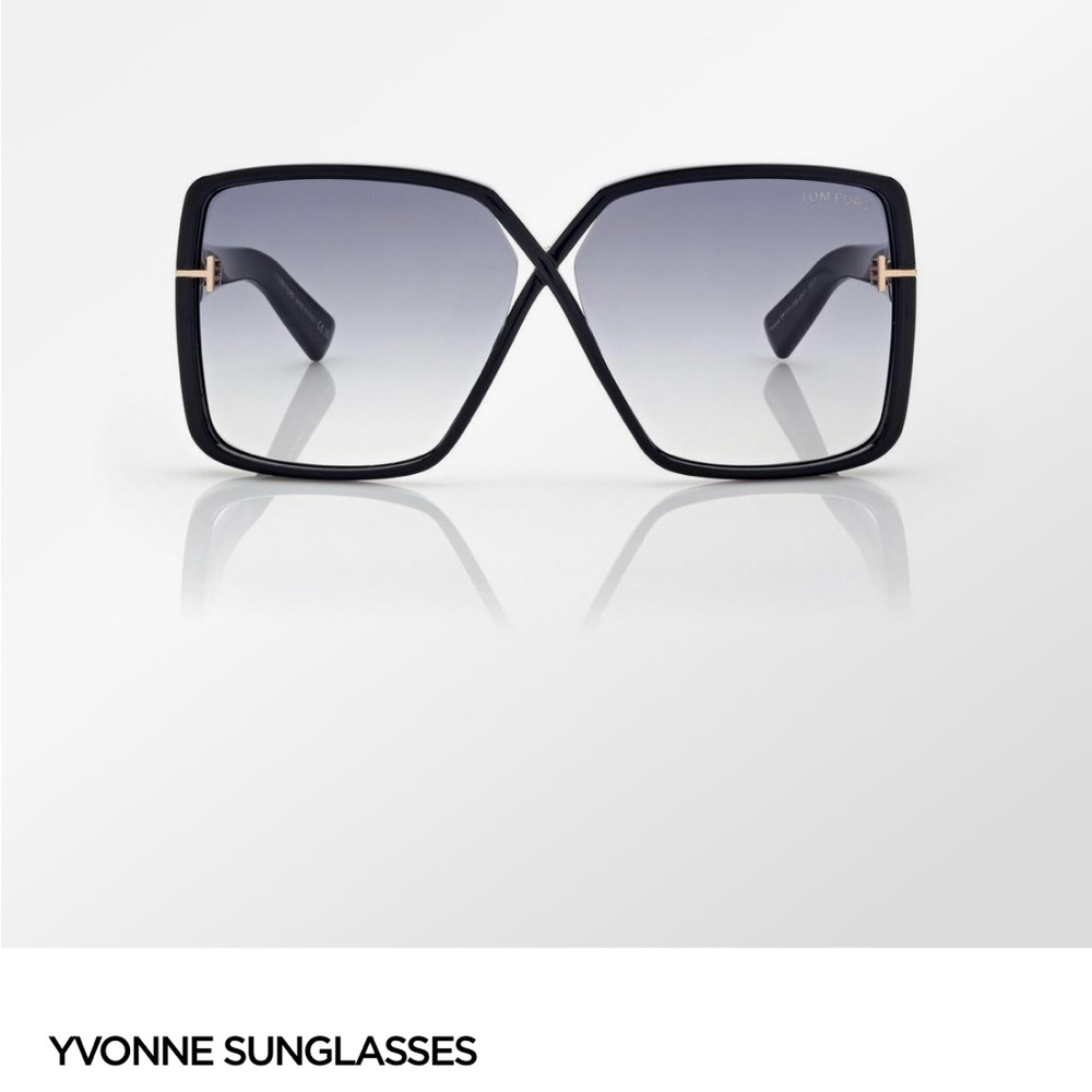 Tom Ford Yvonne sunglasses
With box and authenticity card
Retails $580 at Saks - Picture 5 of 8